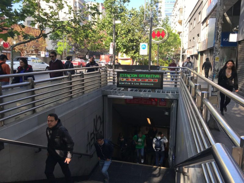 La capital de Chile trata de recuperar la normalidad este lunes 21 de octubre