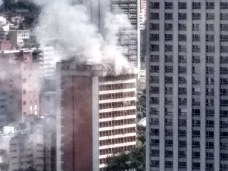 La Torre Viasa, ubicada en La Candelaria, se incendia este domingo 10 de noviembre
