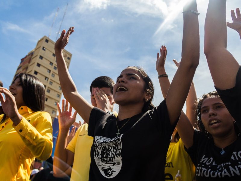 Las transiciones democráticas: claves de John Magdaleno