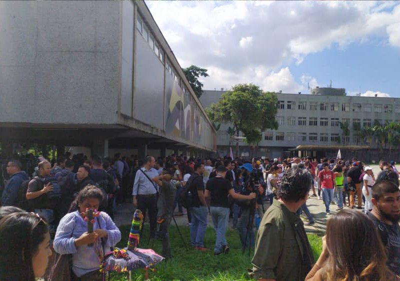 Desde la UCV los estudiantes esperan salir hacia Fuerte Tiuna