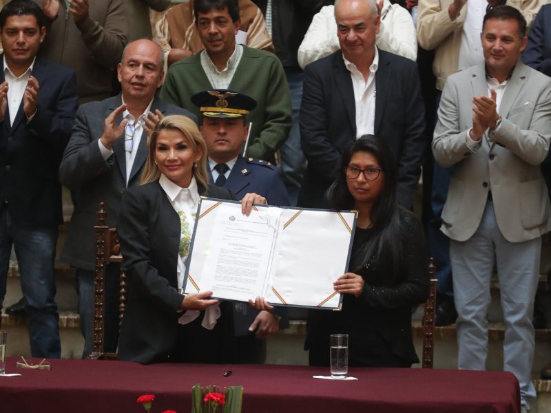 La presidenta interina, Jeanine Áñez, promulga ley que llama a elecciones en Bolivia