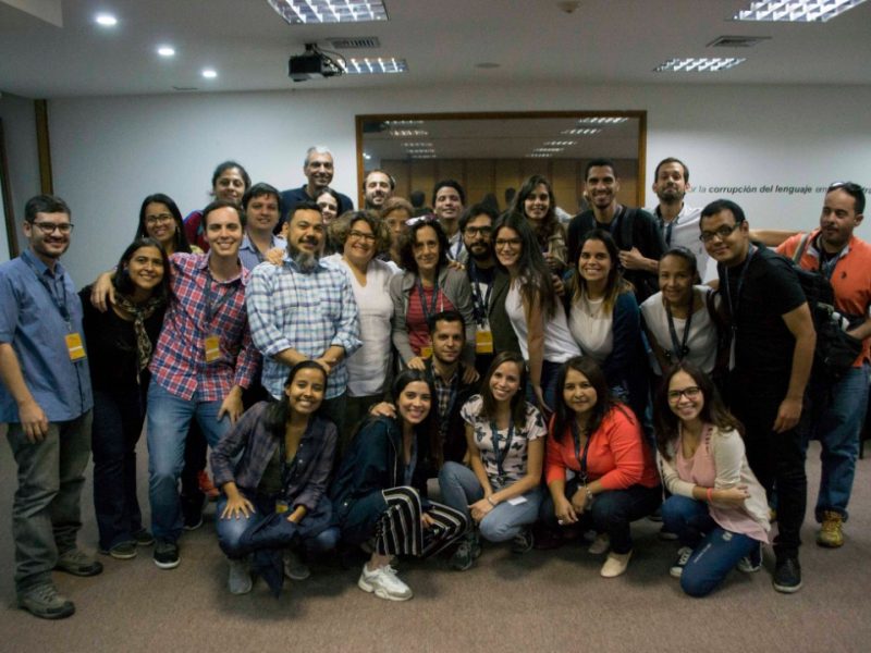 Una herramienta para informar por mensajes de texto ganó el Hackathon de la Escuela Cocuyo