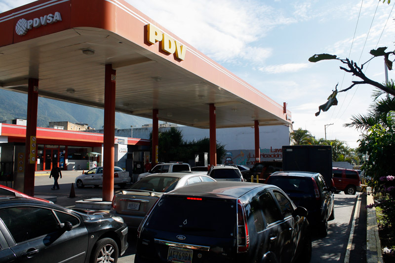La estaciones de gasolina en Caracas se mantienen llenas de vehículos
