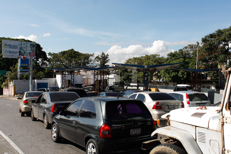La estaciones de gasolina en Caracas se mantienen llenas de vehículos