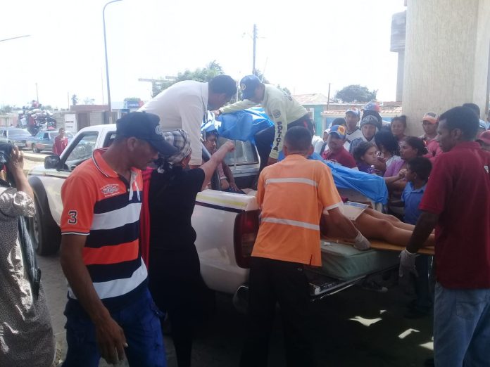 Una camioneta de pasajeros y un camión con combustible chocaron en la Guajira zuliana