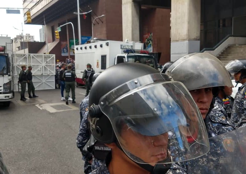 La antesala a la instalación de la AN, estuvo marcada por restricciones y agresiones