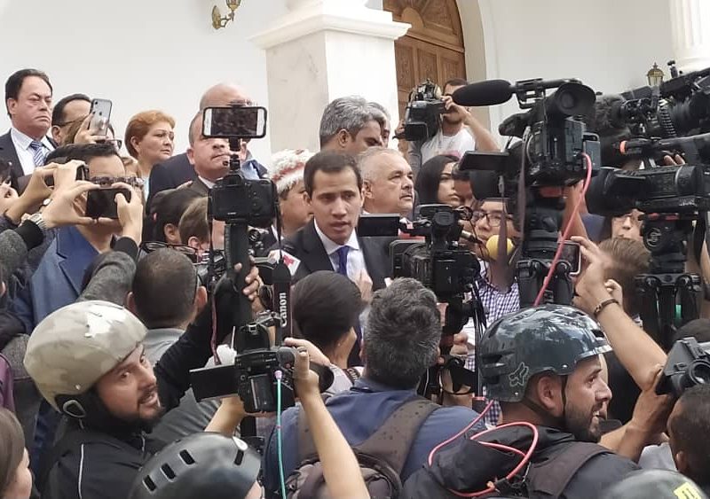 Guaidó y diputados rompen cerco militar y se instalan en el hemiciclo