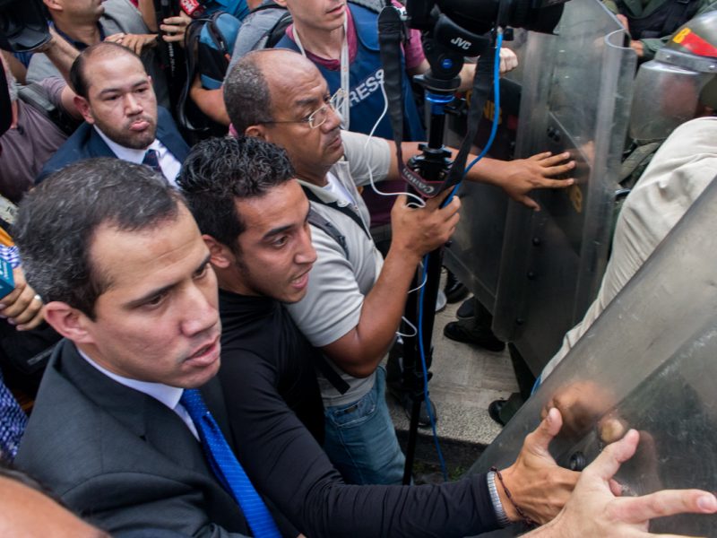 Periodista español se recupera de cirugía en México
