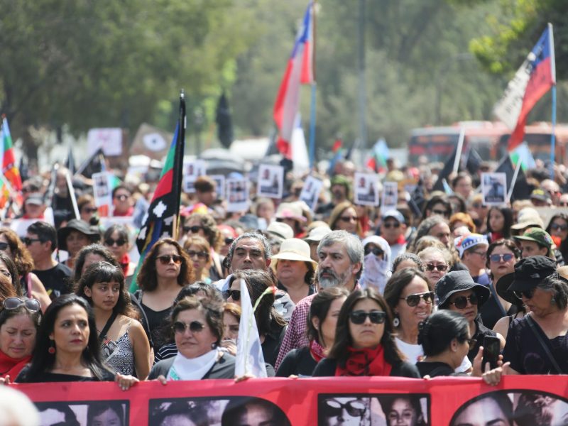 Chilenos marcharon vestidos de negro contra la represión