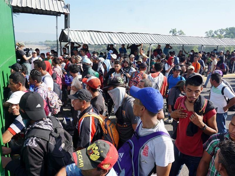 El primer grupo de la caravana migrante llegó a la frontera entre México y Guatemala