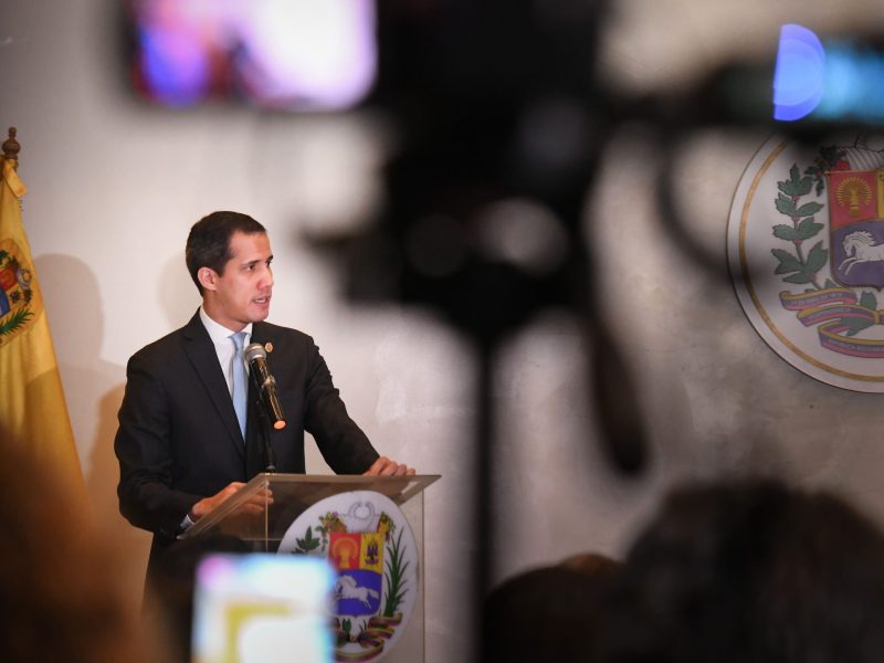 Conflicto político se trasladó a la competencia por la vocería del COVID-19, afirma Oscar Vallés