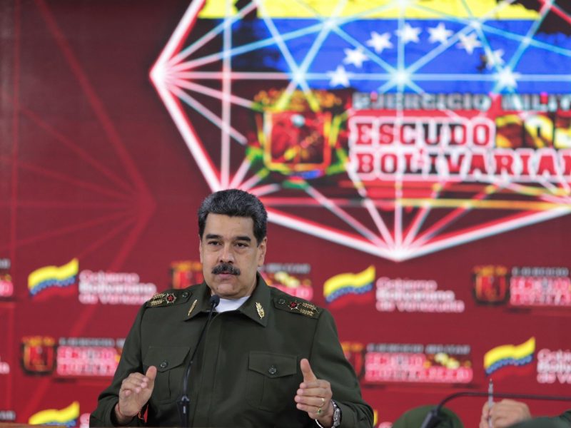 Maduro afila su mensaje vestido de militar