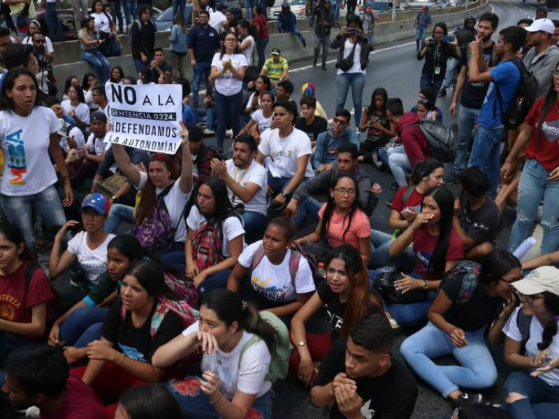 Estudiantes de la UCV trancan autopista Francisco Fajardo