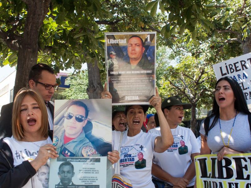 Asfixia, golpes, desnudez forzada: las torturas que aplican contra militares presos