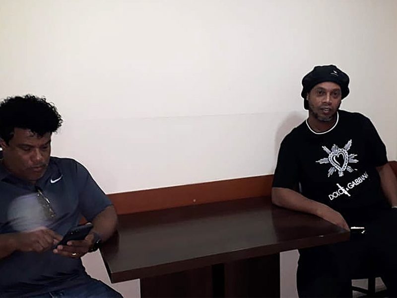 Ronaldinho declara en Fiscalía de Paraguay por pasaportes falsos
