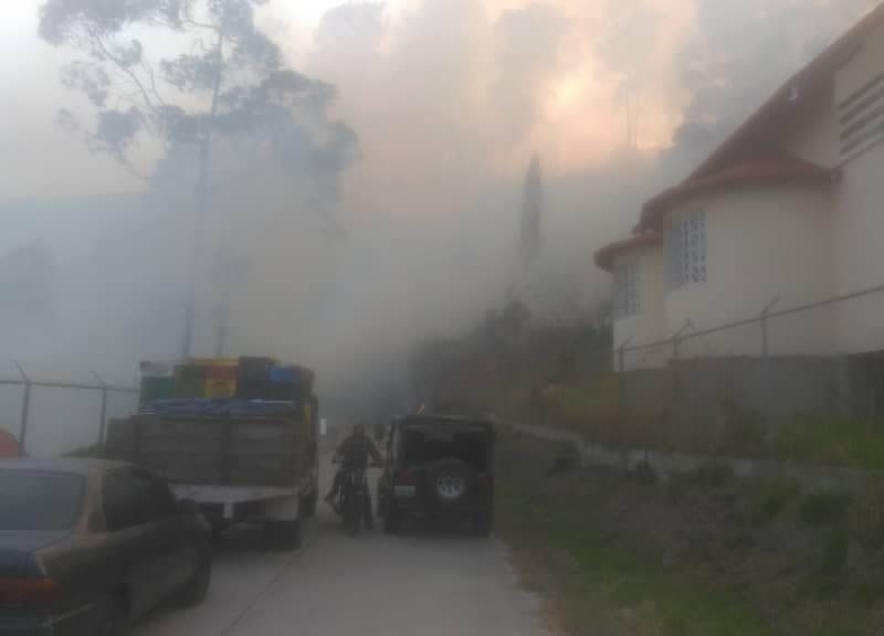 Incendio de gran magnitud se registra en la Colonia Tovar #6Mar