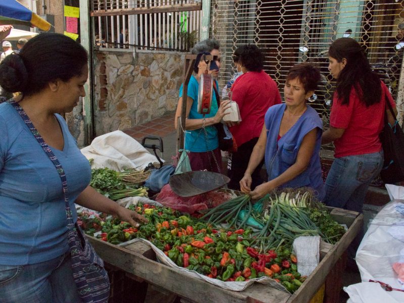 Más de un sueldo mínimo cuesta un kilo de ají #MercadoGuaicaipuro