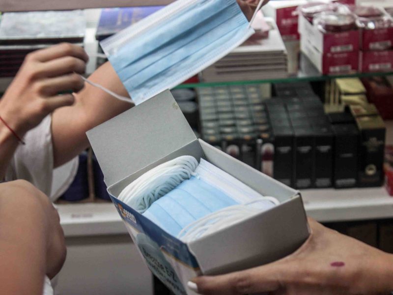 COVID-19 desata reventa y sobreprecio de insumos como mascarillas y antibacterial
