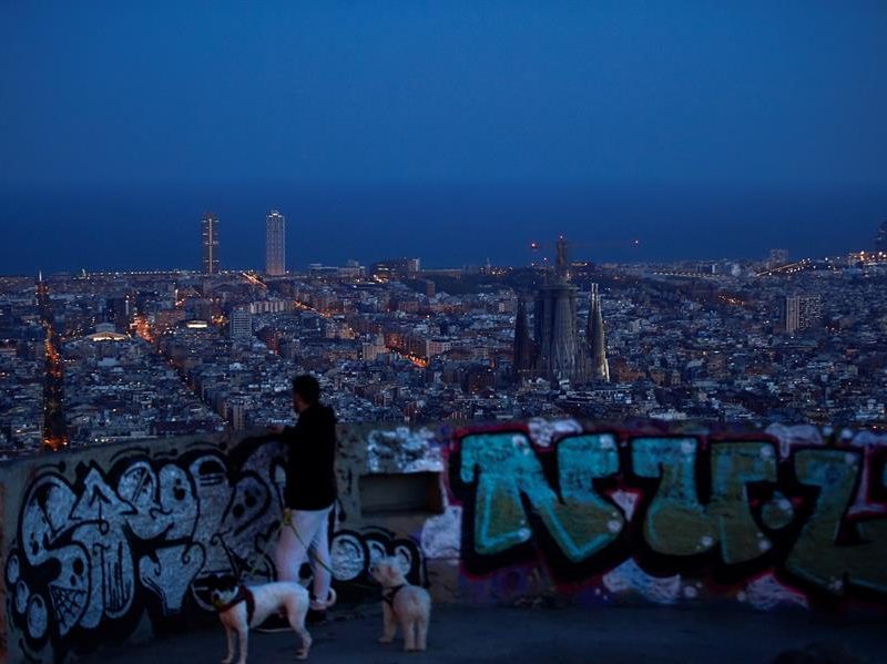 España anuncia pronta reapertura de fronteras terrestres y luego rectifica