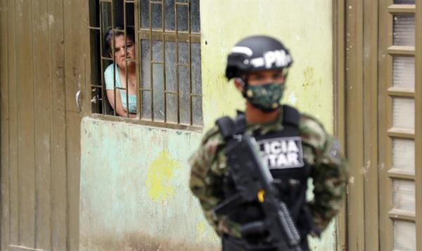 Los soldados colombianos vigilan el cumplimiento de la cuarentena