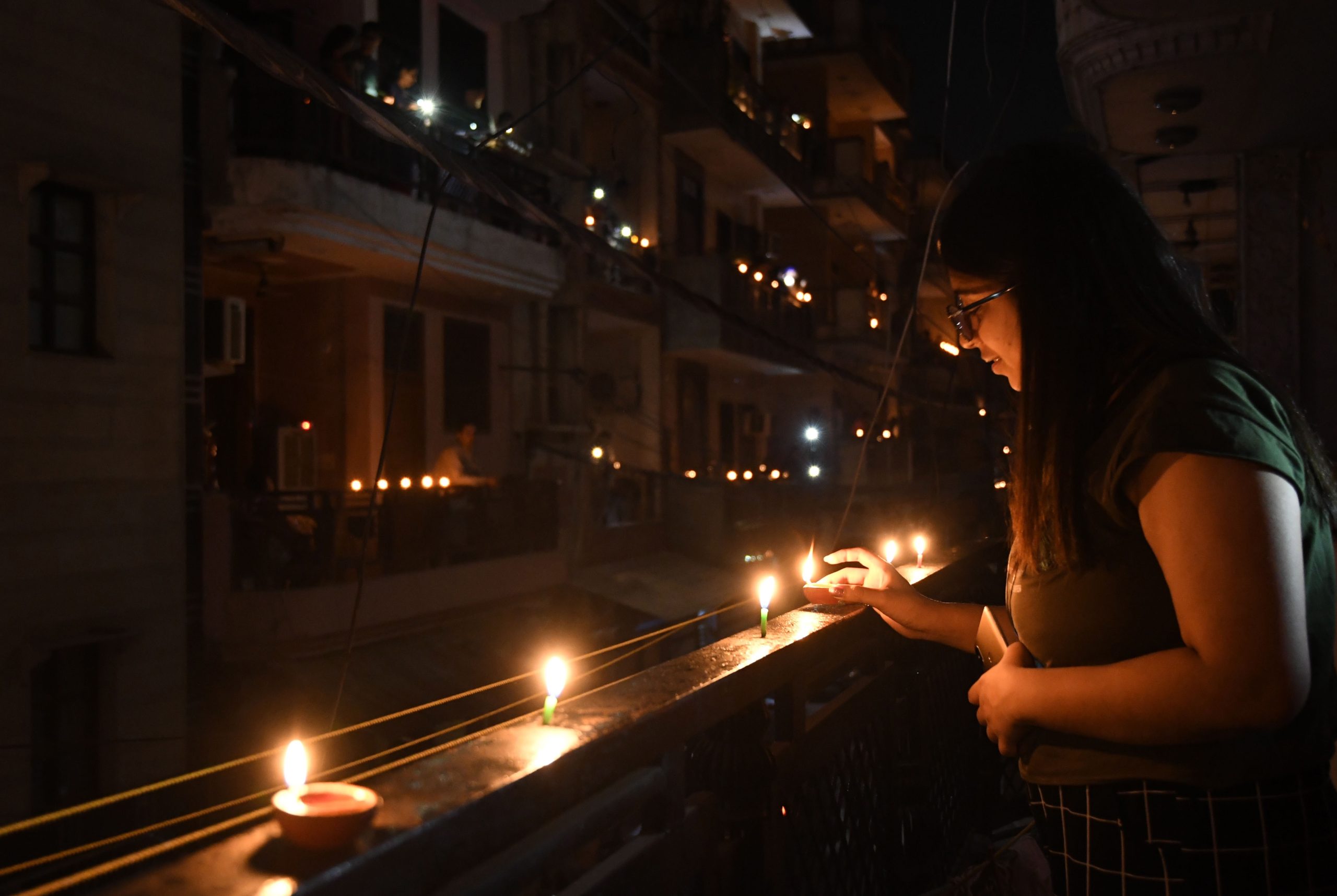 la oscuridad del covid-19-india-velas-peticion-5 abril