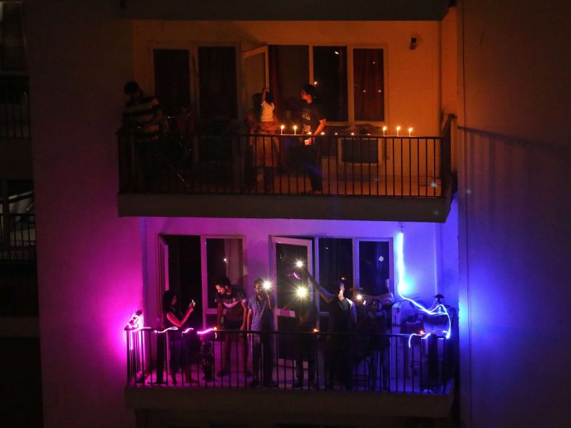 India enciende velas durante nueve minutos contra la oscuridad de COVID-19 (Fotos)