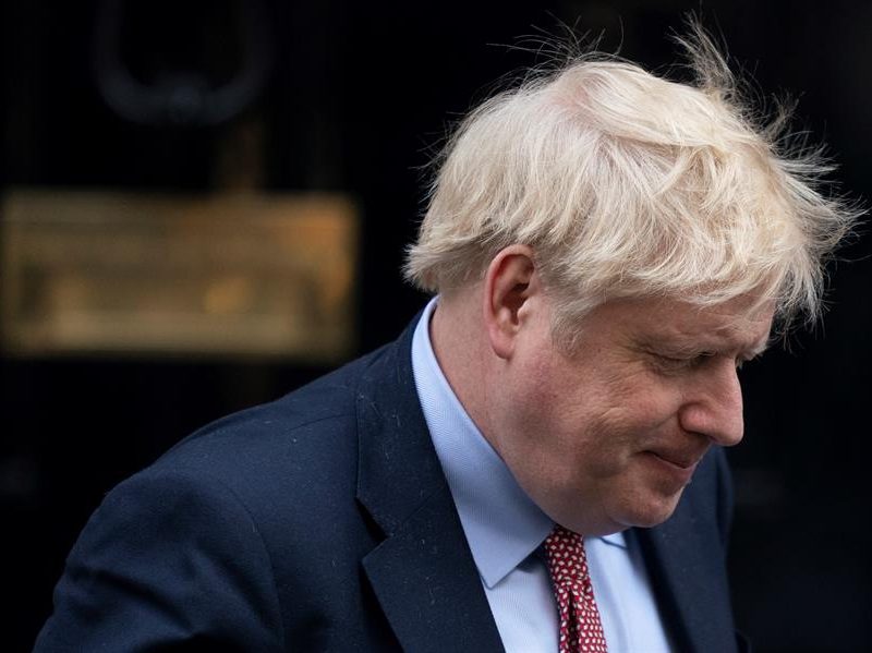 Johnson ingresa en un hospital por "precaución" ante sus síntomas de COVID-19