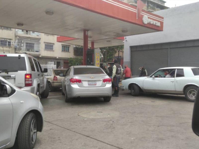 Trabajadores de la salud no descansan entre guardias para surtir gasolina en Caracas