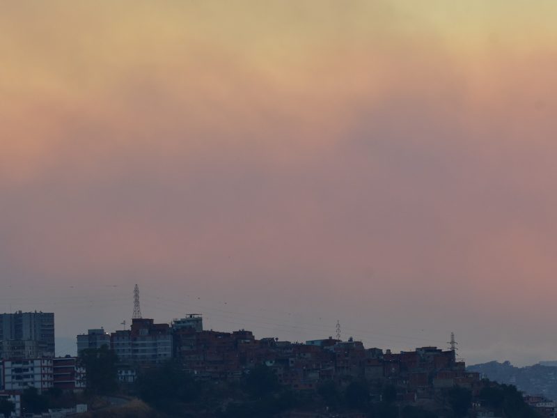 Calima por incendios afecta las mucosas de los caraqueños