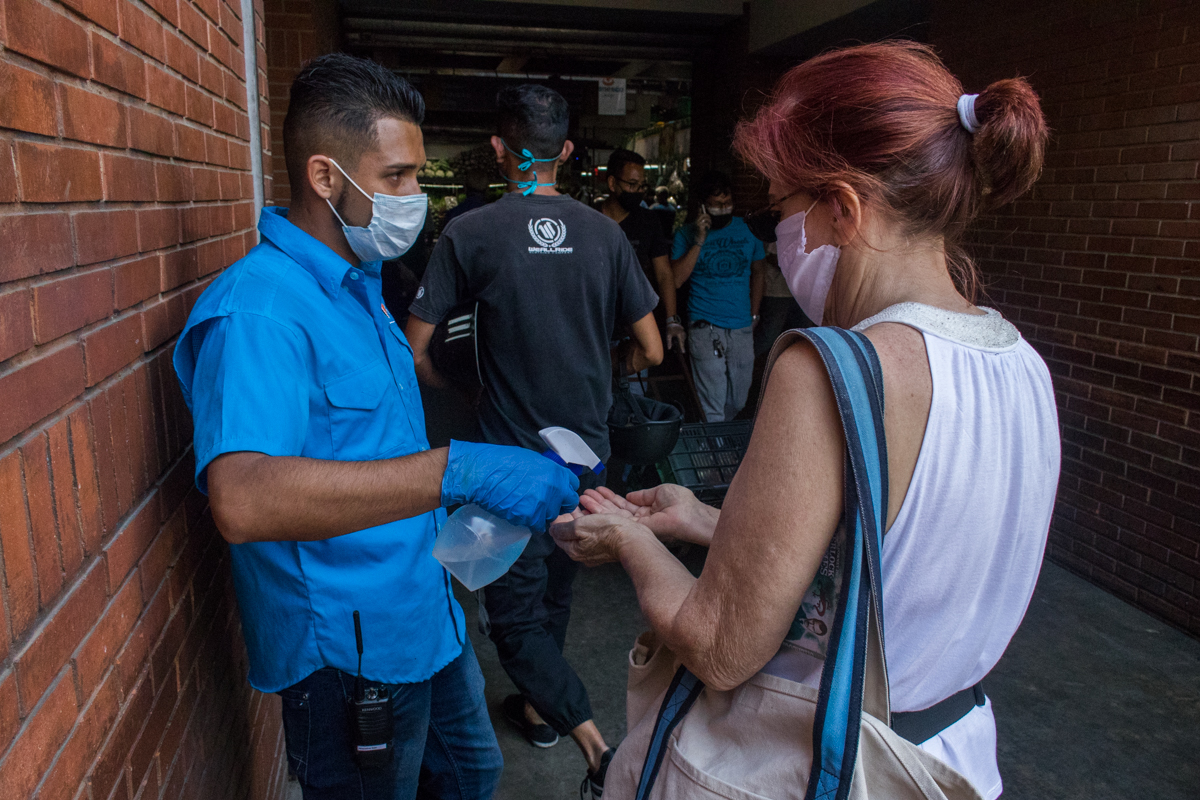 Coronavirus venezuela mercado de chacao desinfección de manos