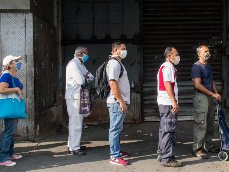 Cola para mercado de Quinta Crespo