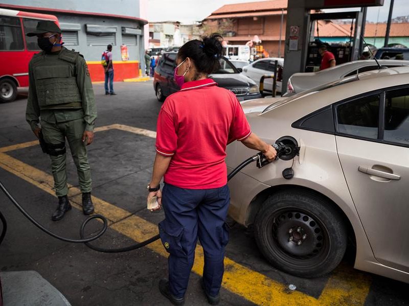 Gasolina que llegó de México solo alcanzará para 15 días, dice dirigente petrolero