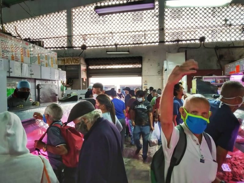 Caraqueños salen a comprar comida tras inicio del plan de fiscalización