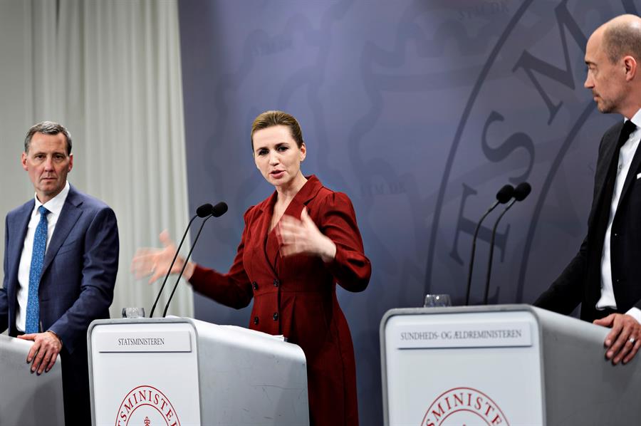 La primera ministra danesa, Mette Frederiksen (c)