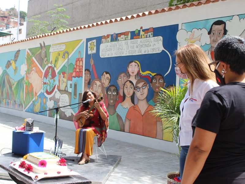 Maduro pidió llenar el país de murales sobre Aquiles Nazoa