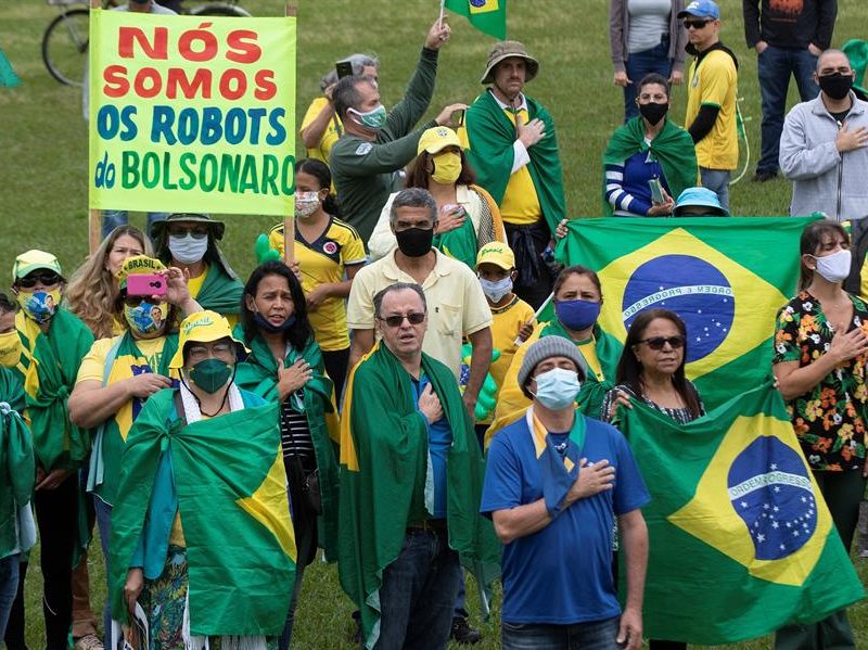 Bolsonaro acude a manifestación de apoyo en Brasilia