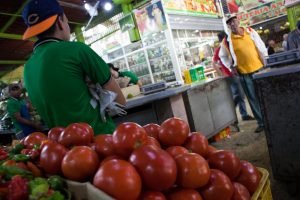 Precio del kilo de tomate sube a Bs. 20 #MercadoGuaicaipuro