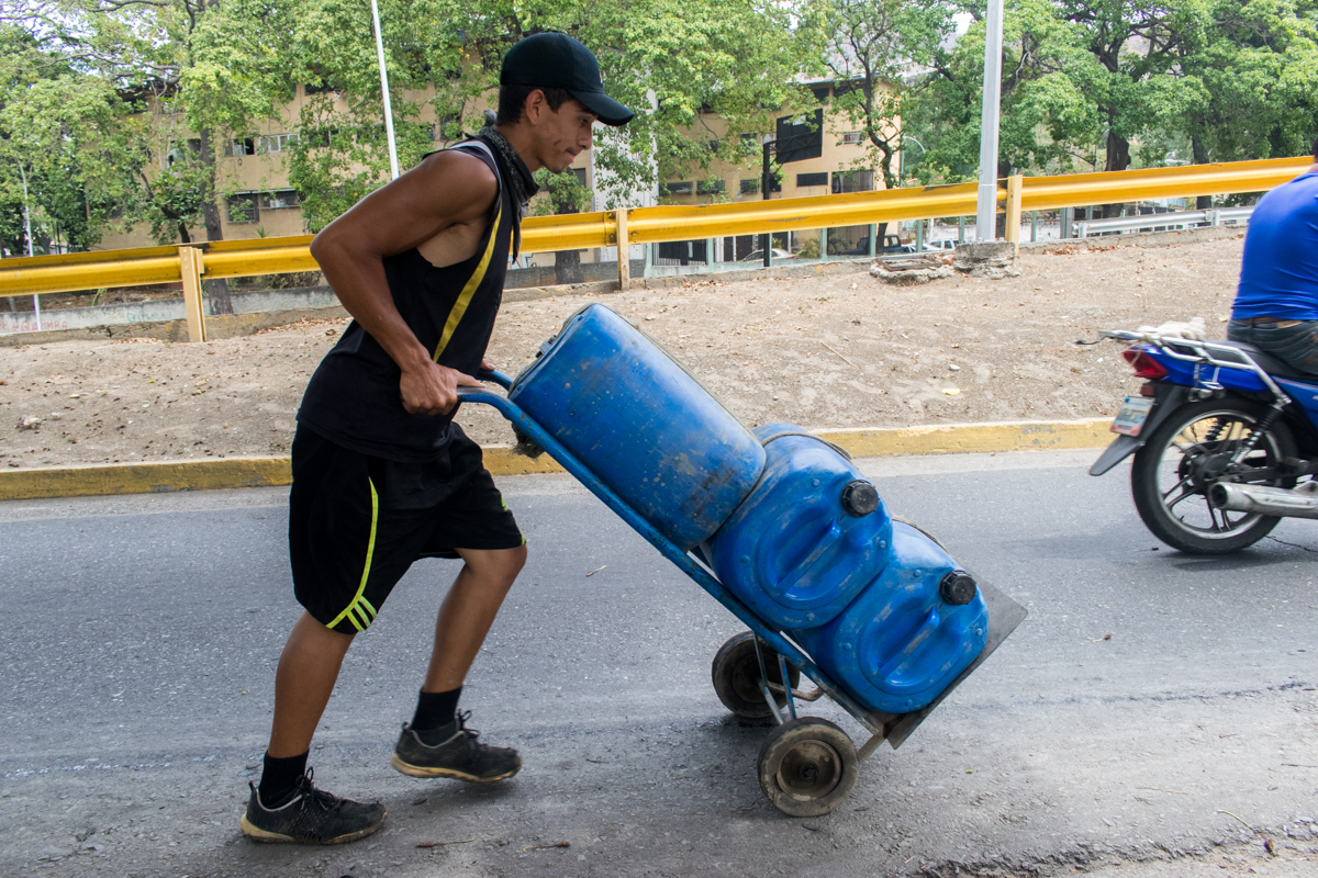 Los pimpineros, el nuevo oficio en la Caracas con escasez de agua