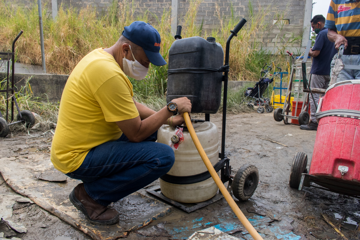 Los pimpineros, el nuevo oficio en la Caracas con escasez de agua
