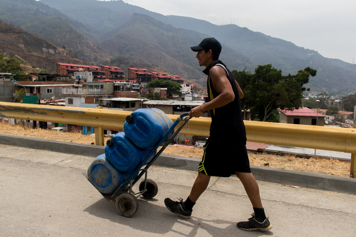 Los pimpineros, el nuevo oficio en la Caracas con escasez de agua