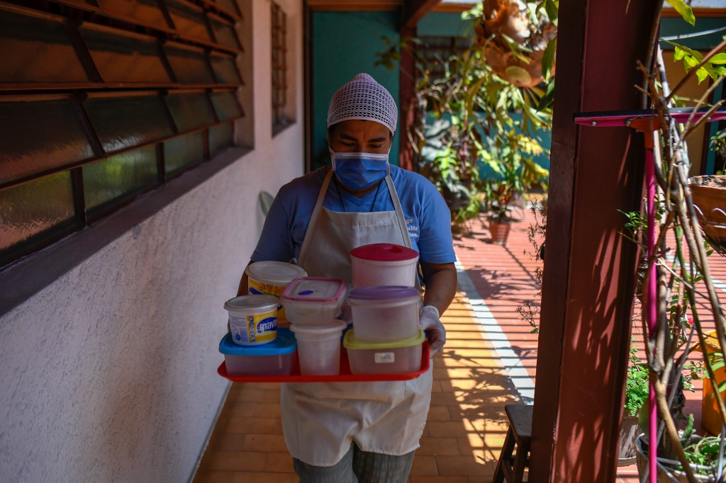 Golpeados por la crisis y el coronavirus, comedores escolares cocinan para llevar