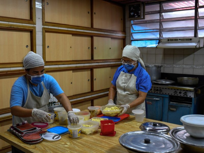 Golpeados por la crisis y el coronavirus, comedores escolares cocinan para llevar