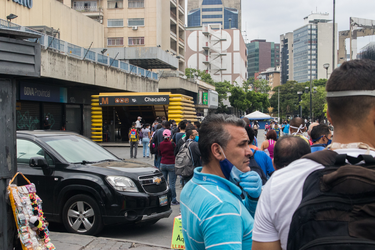 Metro de Caracas. Cola para ingresar