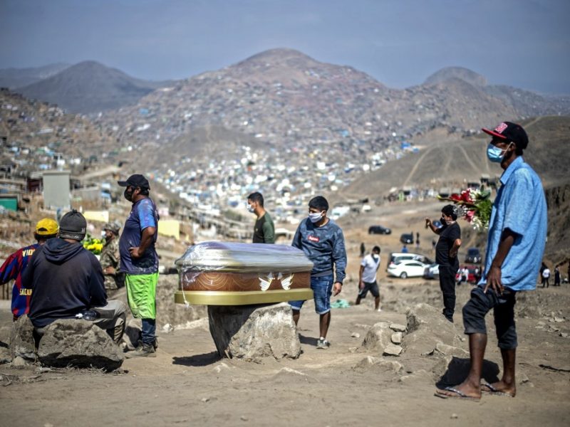 América Latina supera las 50.000 muertes por COVID-19 con la mirada puesta en Brasil
