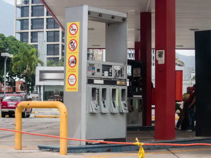 Modalidades de venta de gasolina crean distorsiones, advierte economista Luis Oliveros