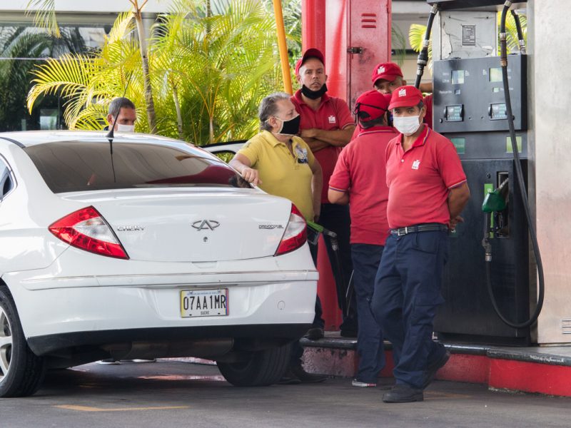 "Nadie puede condicionar la cantidad de litros de gasolina que soliciten usuarios", dice El Aissami