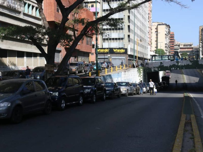Colas más largas y gasolina racionada en segundo día de cobro a “precio internacional”