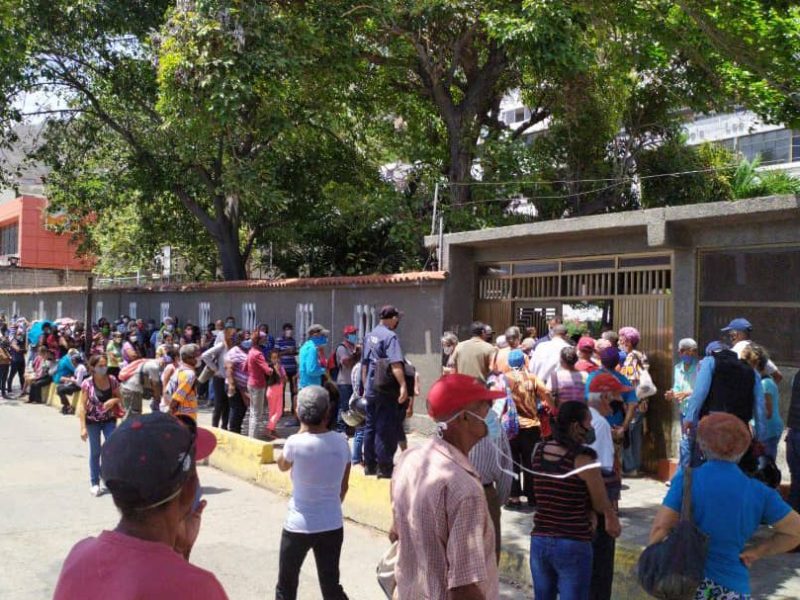 Hasta seis horas de cola