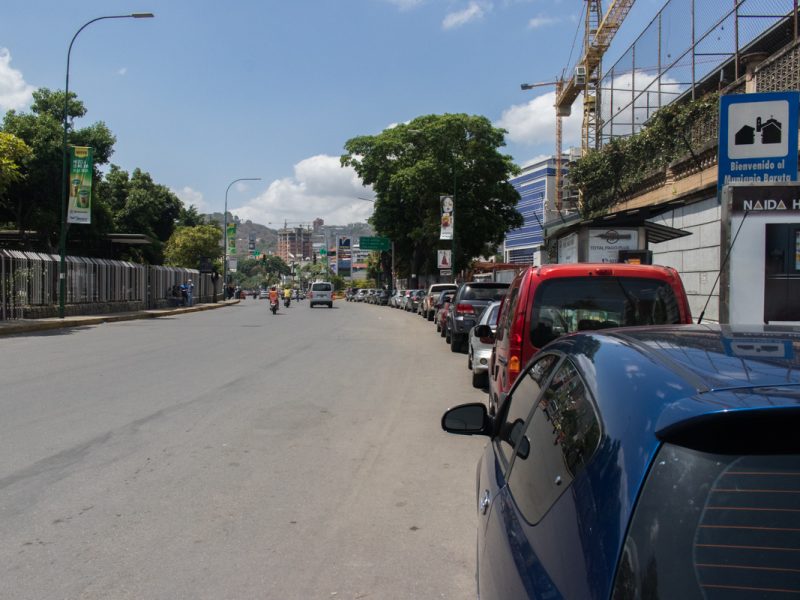 "Es terrible lo que estamos pasando", dicen caraqueños en colas para surtir gasolina a precio dolarizado