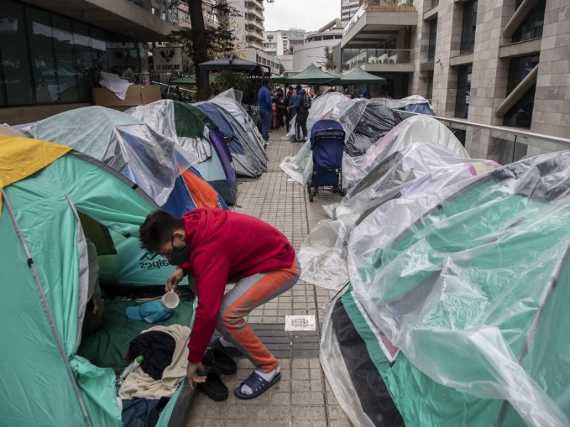 Inmigrantes latinoamericanos devastados por crisis en Chile suplican repatriación